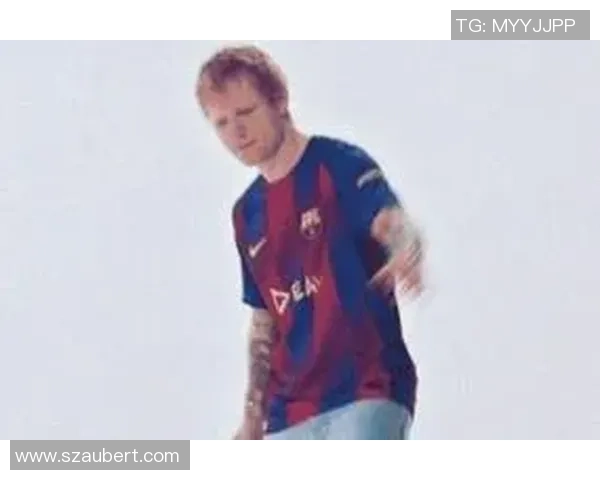 黄老板晒童年与现在同穿巴萨球衣照片引发网友回忆青春时光 黄老板晒童年与现在同穿巴萨球衣照片引发网友回忆青春时光
